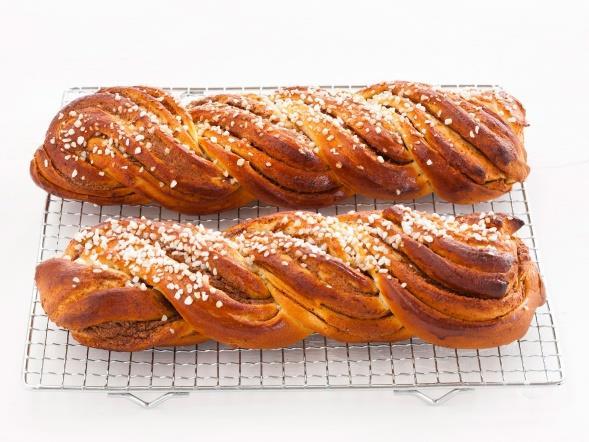 Kurssin aiheita ovat leivät, suolaiset ja makeat leivokset, pikkuleivät ja täytekakut. Tutustumme myös eri maiden leivonnaisiin.