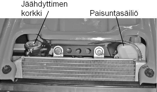 AJONEUVON HUOLTO Jäähdytysjärjestelmä Jäähdytysnesteen määrän tarkastaminen Jäähdytysnesteen paisuntasäiliö on ajoneuvon etuosassa, tavaratilan kannen alla.