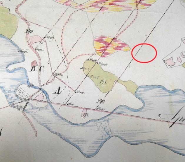 Kaikille topografian ja aiemman maankäytön perusteella otollisiksi arvioiduille alueille kaivettiin lapiolla koekuoppia. Niiden sijoittamiseen vaikuttivat myös kairauksista saadut havainnot.