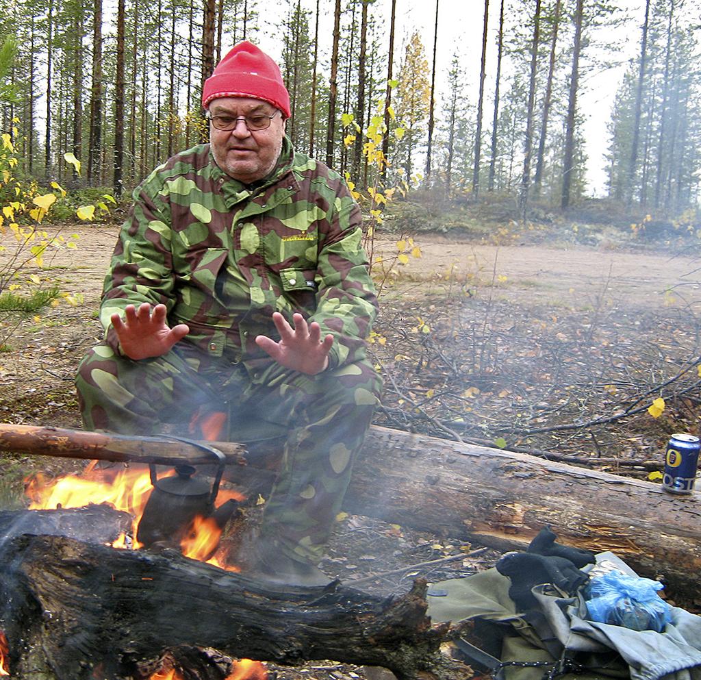 sataan en on omien sanojensa mukaan metsästäjä ja kalastushullu. ja halusi esitellä meidät Kiehis-porukalle. He olivat menossa alaspäin.