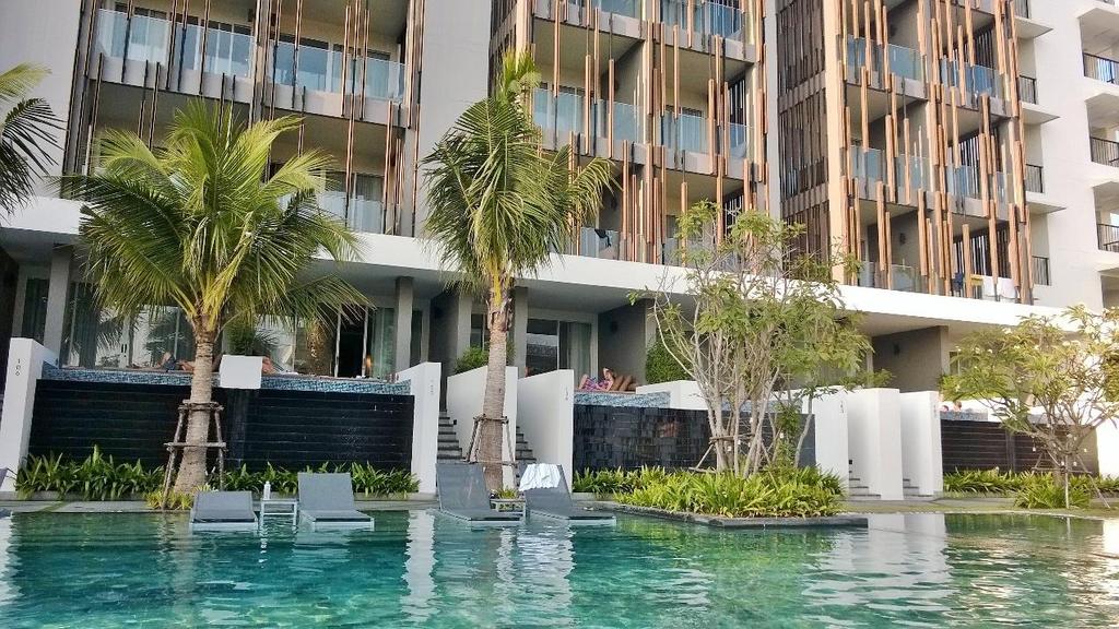 HUA HIN Perillä Hua Hinissä otimme taksin, maksoimme siitä 100 bathia (2,3 eu) ja siirryimme hotellimme G Hua Hin