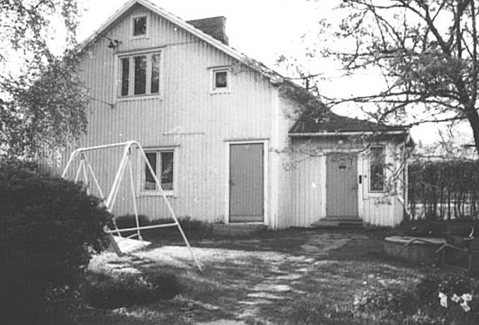 100 Vuonna 1990 kohde oli vielä vuorattu pystyrimalaudoituksin.