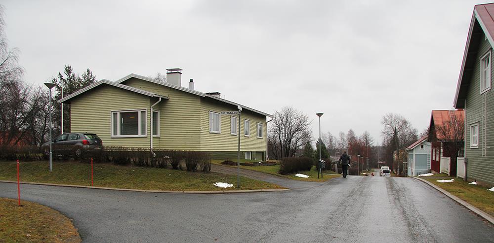 Kuitenkin nojautuen pitkälti perinteiseen puurakentamisen tapaan, se sopeutuu hyvin alueen