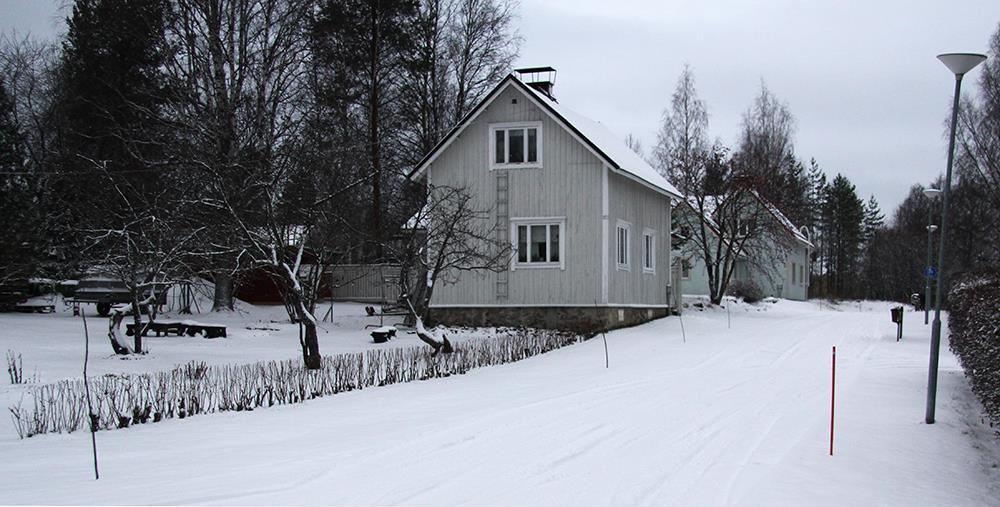 113 Omistajat arvelevat, että rakennuksen kuisti on tehty myöhemmin asuinrakennuksen valmistumisen jälkeen.