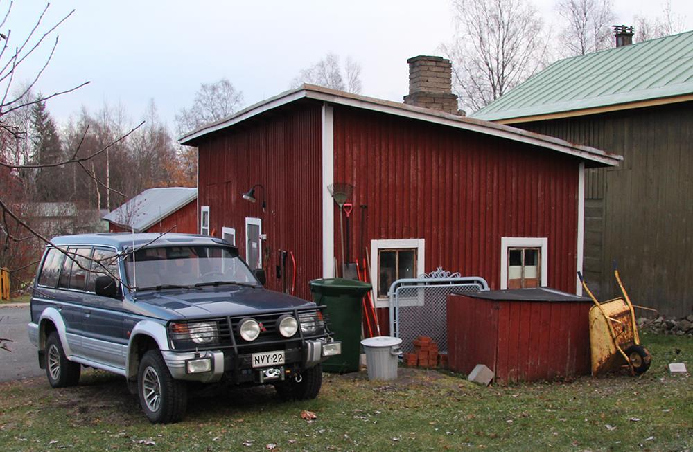 131 Kuvia ja piirustuksia: Ulkorakennusta kuvattu tontin sisältä.