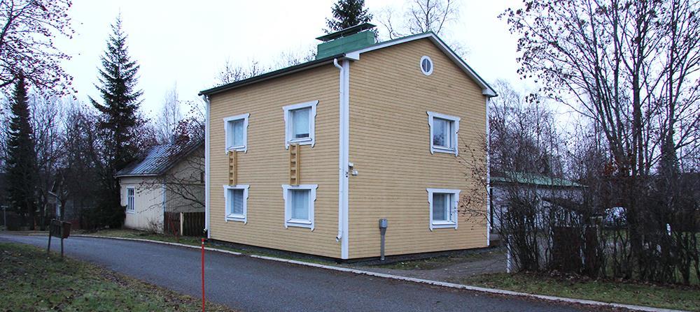 137 Kaksikerroksinen, keltaiseksi maalattu ja lähes katulinjassa kiinni oleva