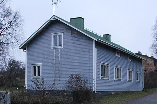 161 Tiurinkatu 8 (Asunto Oy Joensuun Tassumäki), päärakennus Kuvaus: Harjakattoinen kahden talouden puurakennus Tiurinkadun ja