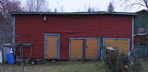 164 Tiurinkatu 8 (Asunto Oy Joensuun Tassumäki), ulkorakennus Kuvaus: Viistokattoinen puinen ulkorakennus.