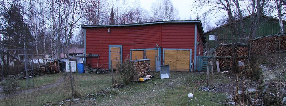 166 Kuvia ja piirustuksia: Tontein perällä sijaitsevan ulkorakennuksen