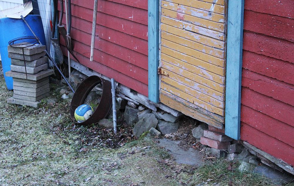 Rakennuksen oikeassa laidassa olevat leveämmät ovet ovat johtaneet aikoinaan