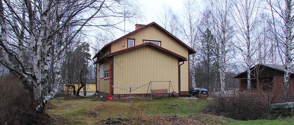 170 Kohteen autotallisiipi on tontille päin. Se on sopeutettu hyvin alkuperäiseen rakennusmassaan.
