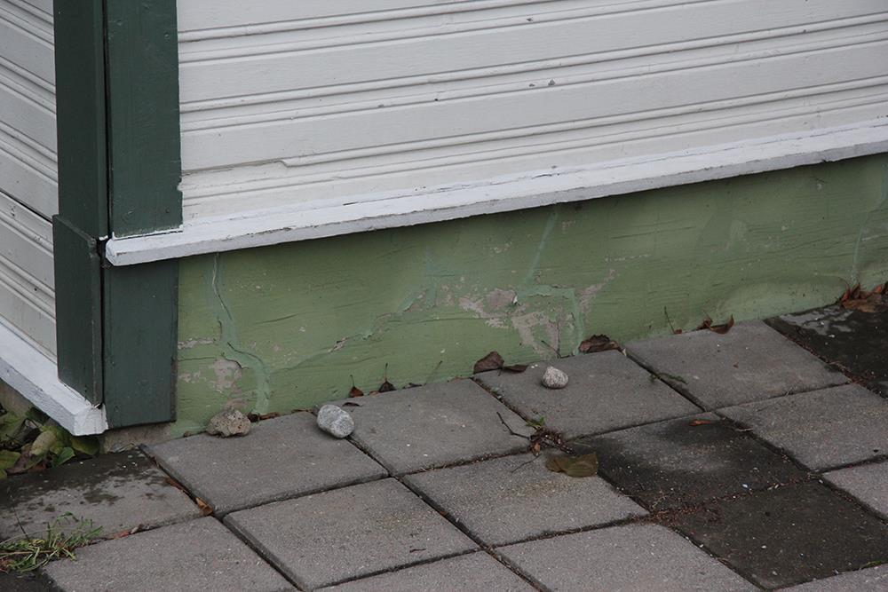 50 Rakennuksen laudoitusta ja sokkelia.