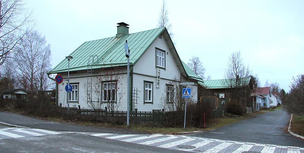 päärakennus päättää etelässä Lunkulankadun pohjoispuolen