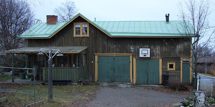 Päärakennuksen lisäksi tontilla on ulkorakennus ja