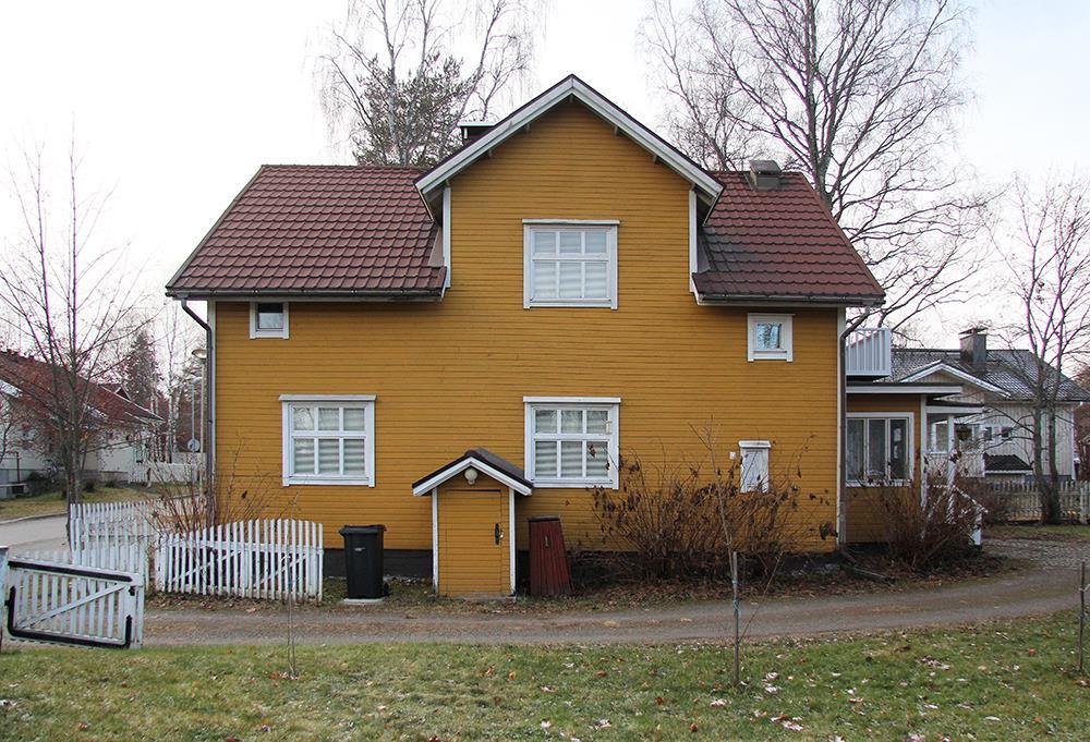 57 Viemäröinti toteutettiin vuonna 1980, sitä ennen tontilla oli saoskaivot. 34 Vesi- ja viemäriputket on uusittu 2000-luvun ensimmäisen vuosikymmenen puolivälissä.