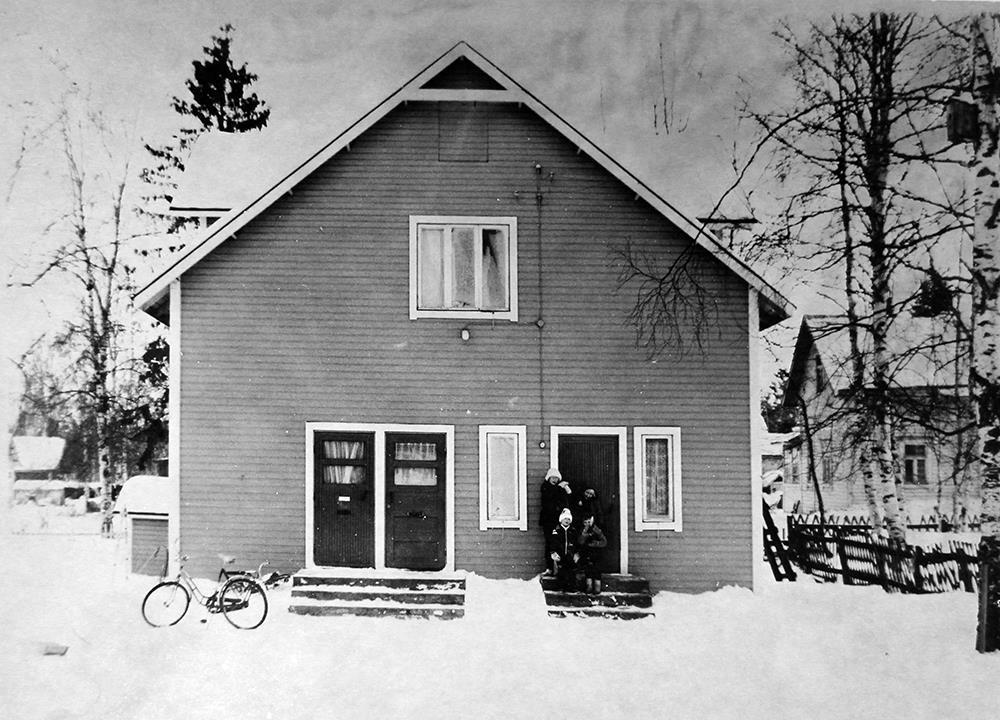 Kuvan ottamisen jälkeen kohteen pääty koki huomattavia muutoksia kuistin ja parvekkeen myötä.