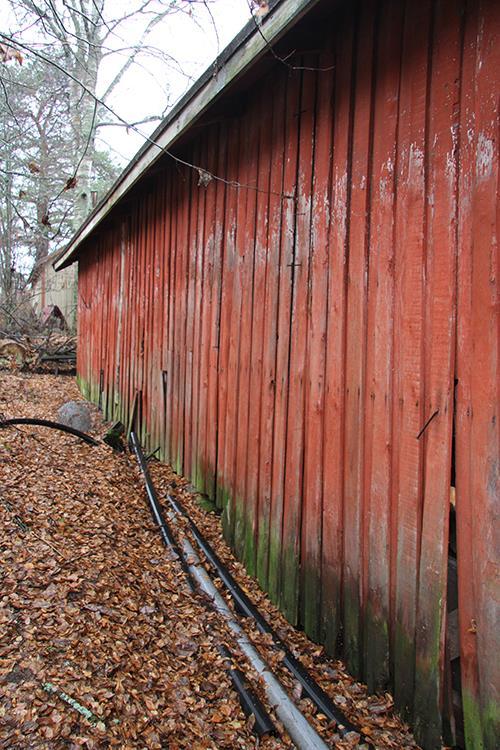 72 Kuvia ja piirustuksia: Ulkorakennuksen takaosaa idän
