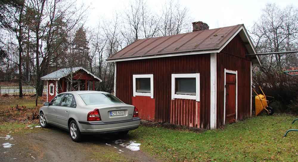 75 Kuvia ja piirustuksia: Yhdessä päärakennuksen kanssa sauna ja