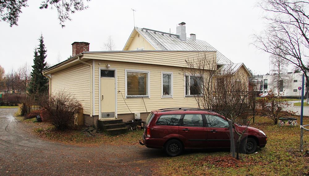 78 Kadulta katsottaessa vanha rakennusmassa tulee näkyvämmin esille, kun taas