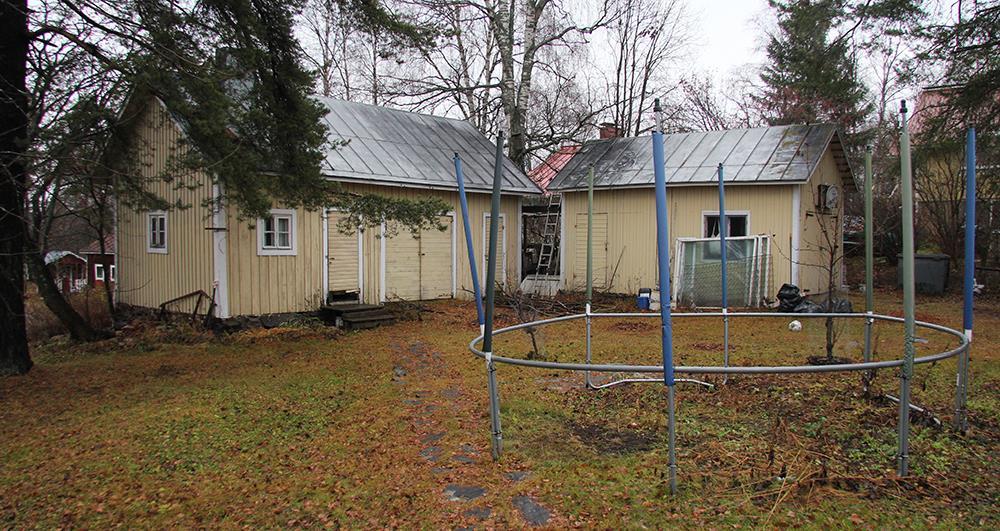 81 Kuvia ja piirustuksia: Ulkorakennus (vasemmalla) sopeutuu