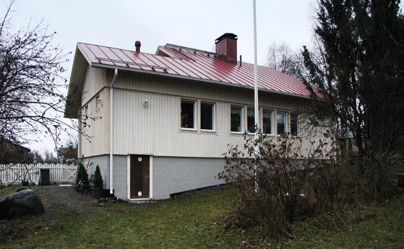 56 Kuvia ja piirustuksia: Rakennusta Nysteninkadulta katsottuna. Suurin osa kohteen ulkovuoraukseen käytetystä laudoituksesta on alkuperäistä.
