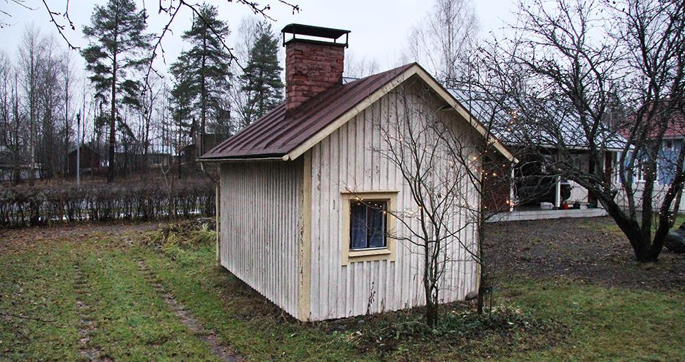92 Saunan takaseinää ja eteläpäädyssä olevaa