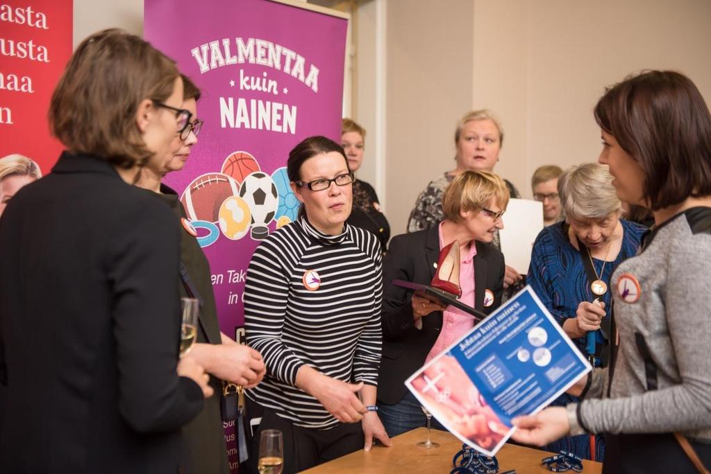 Lokakuussa 100 tasa-arvotekoa -hanke palkittiin vuoden tasa-arvotekona THL:n valtakunnallisilla Tasa-arvopäivillä Helsingissä. Tunnustuksen myöntää Valtakunnallinen tasaarvoverkosto.