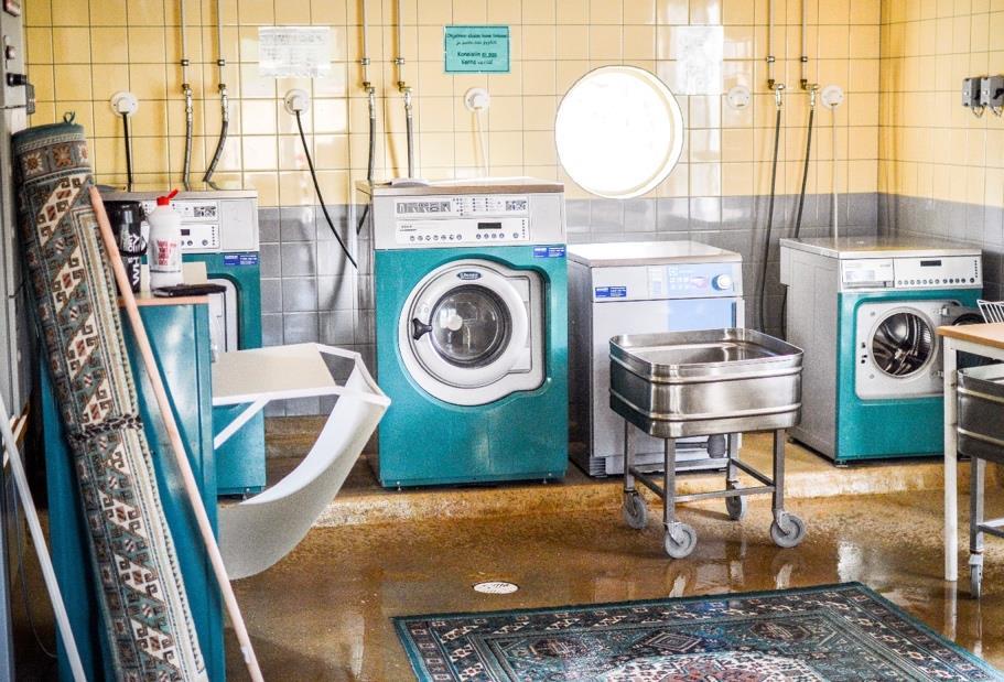 25 Pesutupa ja kuivaushuone Pesutuvan ohjeet ja käyttöajat löytyvät pesulan seinältä. Mattoja saa pestä vain erillisillä matonpesukoneilla.