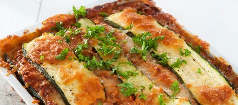Kesäkurpitsalasagne Vähähiilihydraattinen, gluteeniton herkku 1 prk tomaattimurskaa 2 dl vettä 400 g jauhelihaa 1kpl sipuli mausteita oregano,basilika, pippuri, suola, valkosipuli ja sokeri 2 kpl