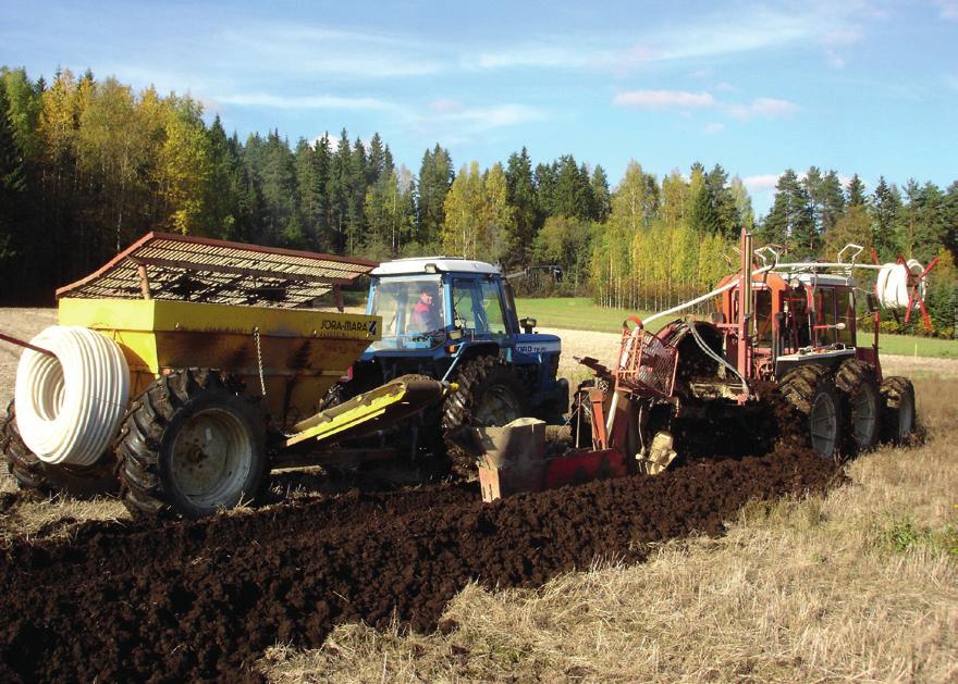 Suunnittelijoiden vaatimuksiin kuuluu muun muassa maaseudun vesitalouden erikoisammattitutkinnon peltosalaojituksen suunnitteluosan suorittaminen.