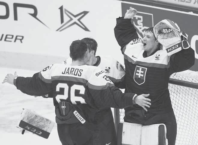 6 HOKEJ streda 7. 1. 2015 SLOVENSKO ZÍSKALO BRONZ NA MS HRÁČOV DO 20 ROKOV V KANADE Pobláznil hokejový svet! Christián Jaroš sa raduje s brankárom Denisom Godlom z bronzu.