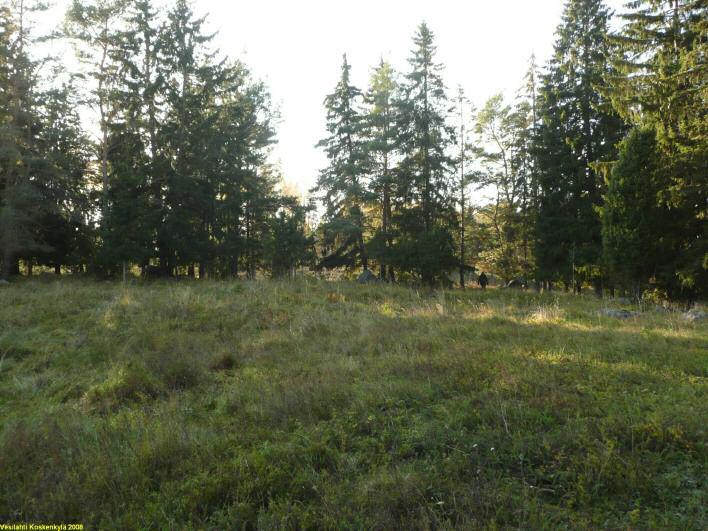 Maastossa raunioiden ympäristössä on selvästi rajautuva likamaa-alue, jossa nokea ja palaneita kiviä.