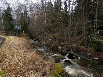 Keski-Pohjanmaan ArkeologiaPalvelu Uusikaupunki Kalanti osayleiskaava 2017 Osa 2 94 Mylly 2, ränni kuvassa oikealla, itäkaakkoon Mylly 2, säätelypato kuvattu itäkaakkoon. Kartta sivulla 92. 83.