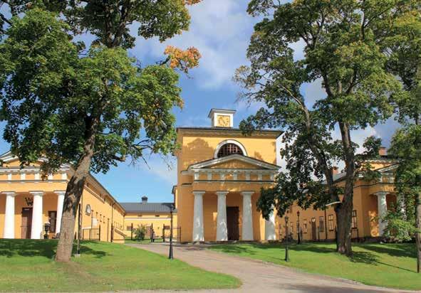Vieraile ajassa taaksepäin tutustu aateliskartanoihin, ruukkeihin ja museoihin. Opastetuilla retkillä pääset moniin ainutlaatuisiin kohteisiin.