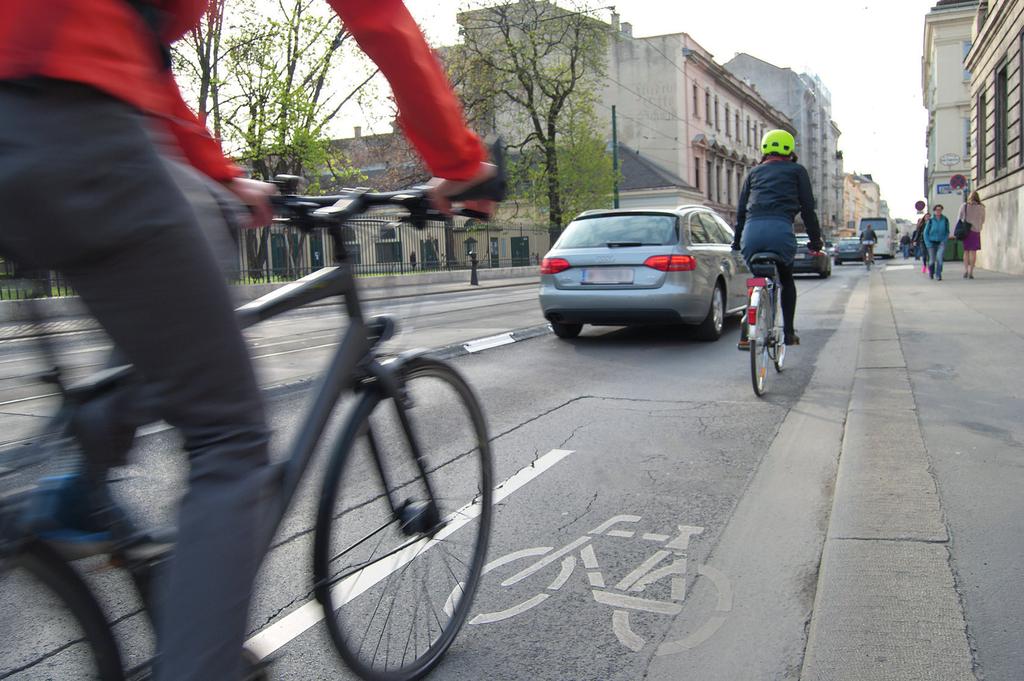 Tiheään asutuissa kaupunkiympäristöissä pyöräilyn hyötyjä varjostavat ajoneuvojen tuottamat päästöt kaupunki-ilmaan. kuitenkin moottoroitujen ajoneuvojen tuottamat päästöt kaupunki-ilmaan.