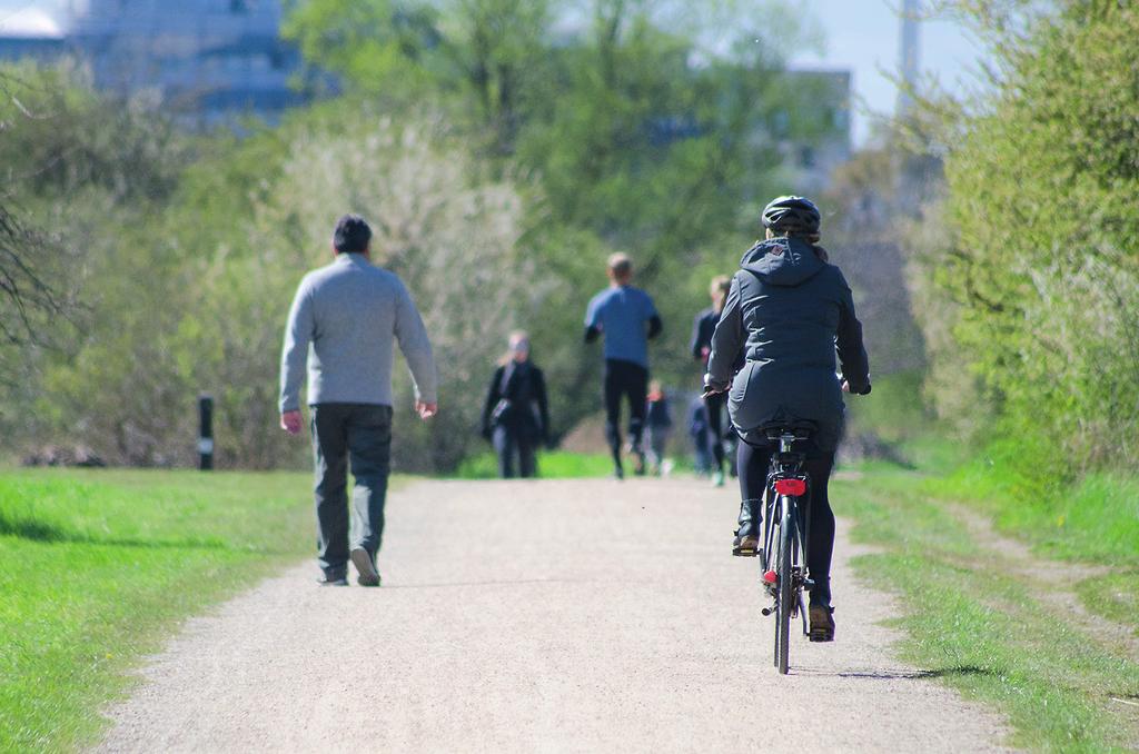 Pyöräilijöiden ilmansaasteille altistumisen vähentämiseen tulisi kiinnittää huomioita myös kaupunkisuunnittelussa.