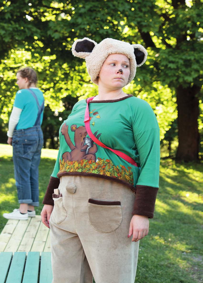 Uppo-Nalle ja rohkea Reeta Kesäteatterissa nähtiin Uppo-Nalle ja Rohkea Reeta -esitys, joka kertoi Reetan ja hänen runoilevan nalleystävänsä sekä hänen lemmikkinsä Laulavan Lintukoiran