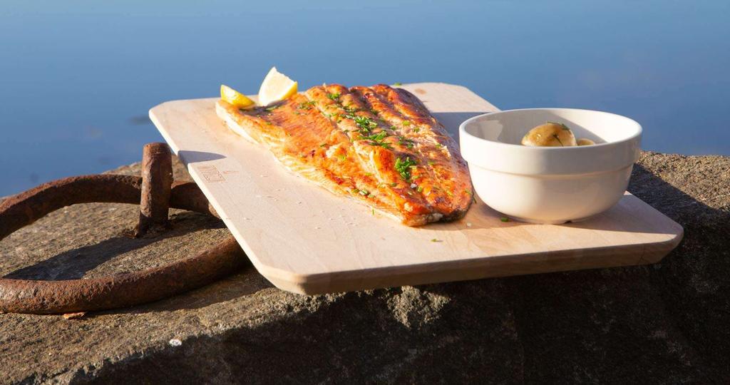 How to grill fish on Polar Campfire 7 Making glow-fried salmon Move the grilling surface off the fire. Put foil on top of the grilling surface.