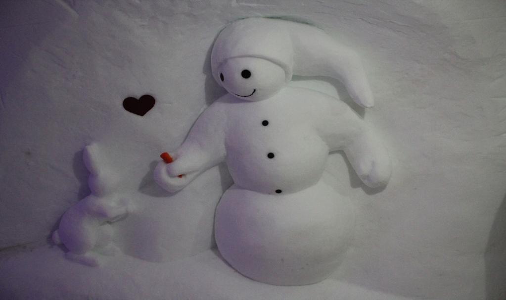 LUMIUKKOMAAILMAN YDINTARINA Miten Snowman World syntyi? Vuosia sinen kolme lumiukkoa asteli pajakylän porrsta sisään.