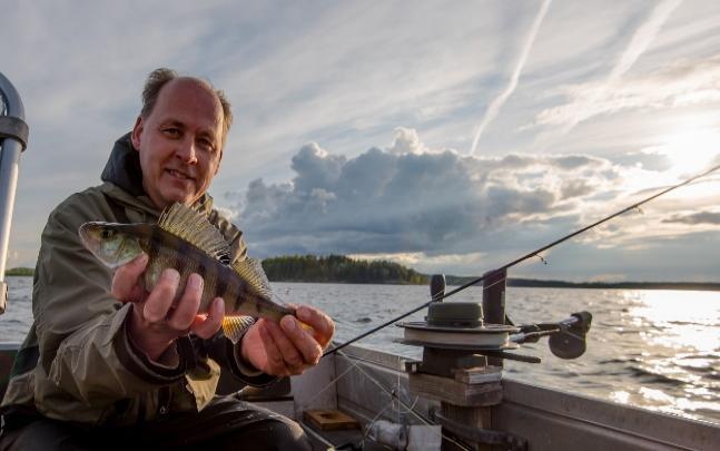 Säästää energiaa ja luonnonvaroja, pitää ilman ja veden puhtaina Venäläisille Omalla rannalla sijaitsee puulämmitteinen sauna ja grillikota.