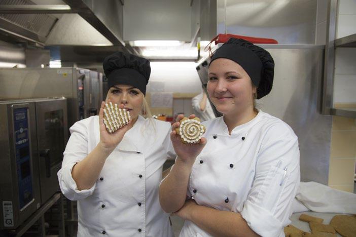 Keittiössä puurtaa neljäntoista hengen joukko ravintolaja catering-alan perustutkintoa suorittavia ensimmäisen vuoden kokkiopiskelijoita opettaja Sirkku Mentulan ohjauksessa.