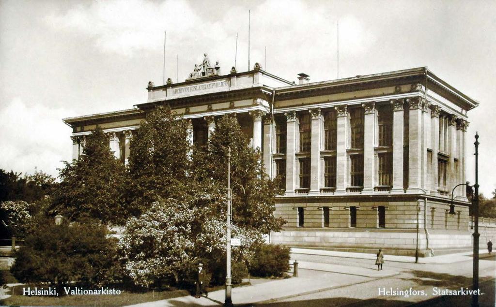 ätterna -sarja ilmestyi neliosaisena vuosina 1942 1965. Sarja sisältää Suomen Ritarihuoneeseen sisäänkirjoitetut aatelissuvut.