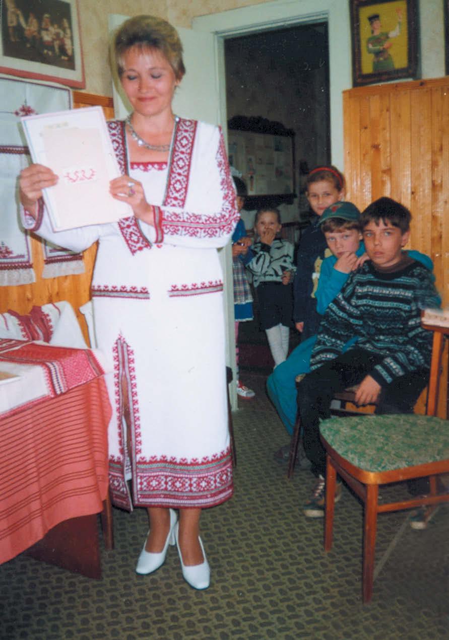 Joškar-Olan lasten ja nuorten käsityökoulun opettaja esittelee oppilaittensa taidokkaita töitä, joiden kirjonta perustuu marilaisten perinteiselle symboliikalle. muulla kuin venäjän kielellä.