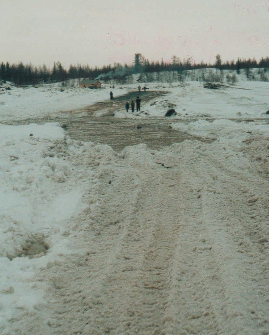Olemme odotelleet rannalla jo jonkin aikaa, kun tankin luo lompostaa kaksimetrinen öljystä ja noesta musta mies, naama virneessä ja nähtävästi umpihumalassa. Käy ilmi, että hän on kuljettaja.
