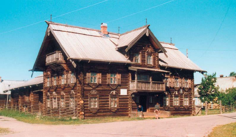 Kižin saaren rakennustaiteelliset aarteet, 22-kupolinen kesäkirkko ja 9-kupolinen kesäkirkko. Sipulit on katettu haapapuupaanuilla.