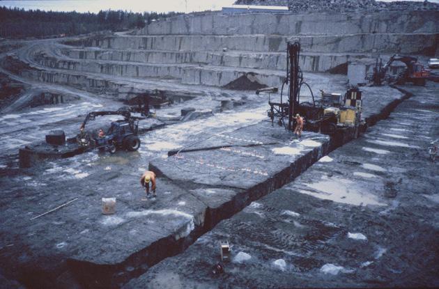 GEOTECHNICAL REPORT 10 Figure 6. Quarry in Ylämaa (Baltic Brown) in southeastern Finland towards the end of the 1980 s. Photo: Veli Juhani Hänninen. Kuva 6.