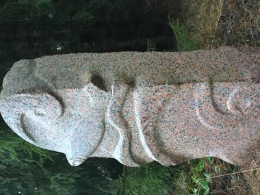 The Finnish Natural Stone Association Porfyyrisen rapakivigraniitin väri on yleensä punainen, paikoin harmaa, vaalean punainen tai sinertävän punainen. Rakoilu on kuutiollista.