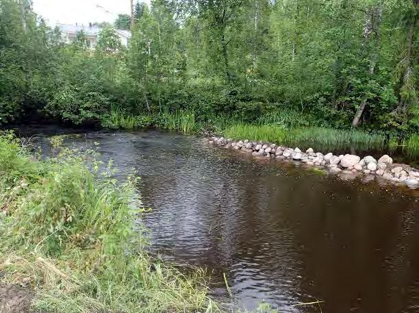 Koskesta tuleva vuolas virtaus suuntautui kohti suvannon etelärannan törmää ja syövytti sitä.