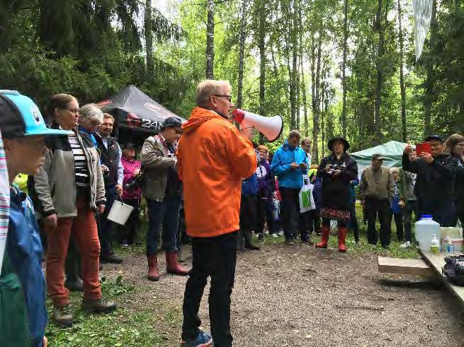 Kuva 70. Ministeri Tiilikainen saapui avaamaan Jokijuhlan Karkkilaan. Tapahtuman jokiluonto-rastilla yleisö pääsi haavimaan jokiluonnon asukkaita akvaarioon.
