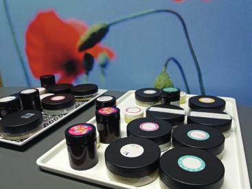 Hyvinkään Opisto 24 kevät 2019 LUONNONKOSMETIIKKAA KASVOILLE 830233 Hyvinkään Opisto, Meriluotosali, Helenenkatu 21 Kosmetologi Katja Salomäki Kurssimaksu 22,00 la 10.00-13.00 26.1.2019, 4 t Iho on suurin elimemme, joten ei ole sama mitä imeytät ihoosi.